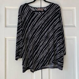Chico’s Size 3 Easywear Black‎ and White Abstract Flattering Top Chicos Size XL